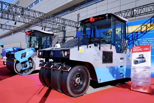 Le premier ensemble de finisseurs et de rouleaux intelligents sans conducteur de SANY, qui est également le premier ensemble en Chine, sort de la chaîne de montage et est livré à une entreprise chinoise.